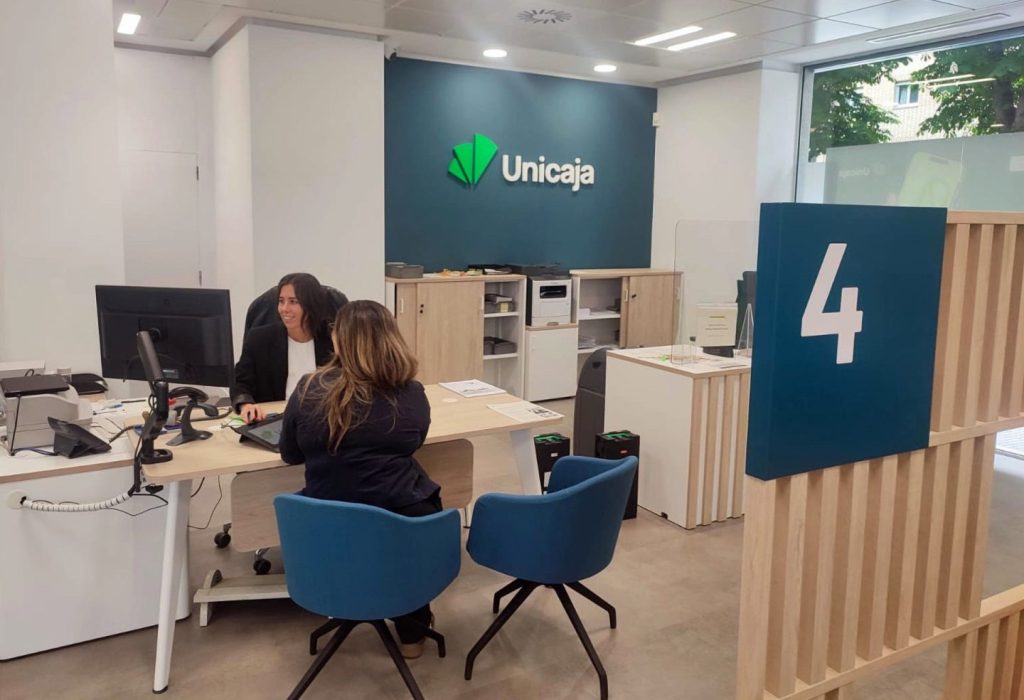 Unicaja ofrece hasta 450€ por domiciliar nómina, pensión o cuota de autónomos hasta 2026