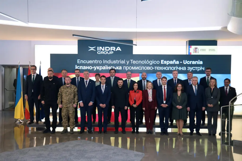 Zelenski explora cooperación con industria de defensa española en reunión en Indra.