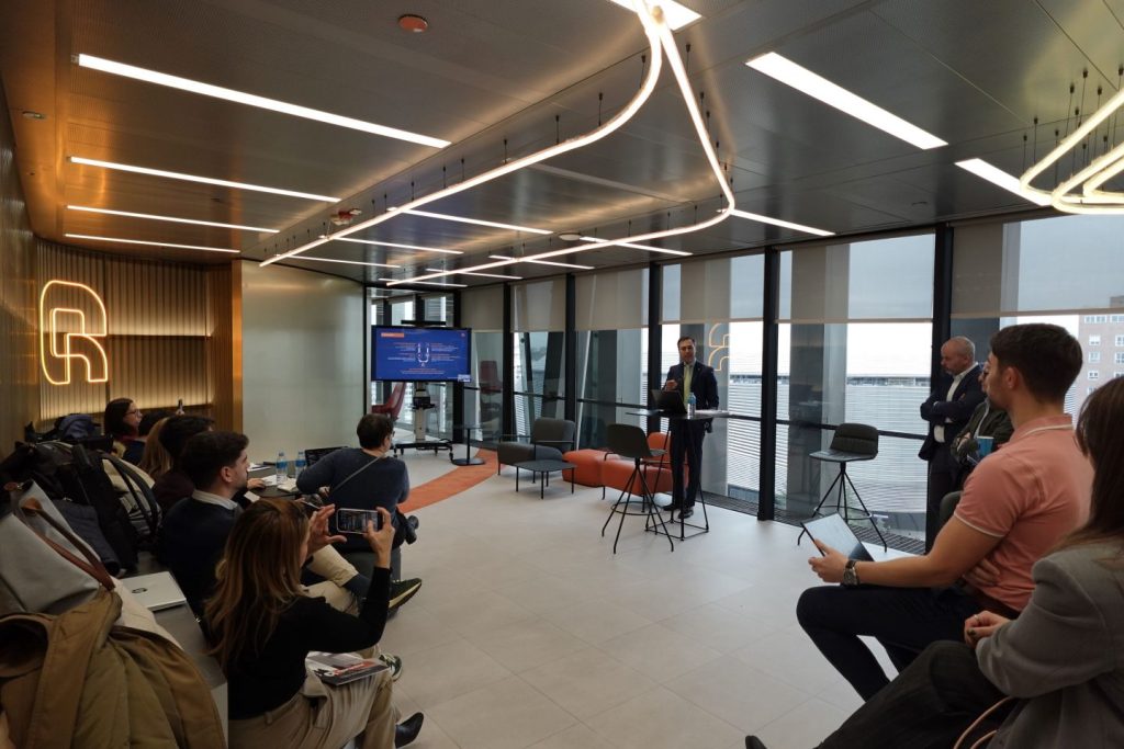 I Barómetro Qaracter 2025: banca y seguros avanzan en digitalización, pero el cliente sigue reclamando trato humano