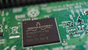 Broadcom cuadruplica beneficios a 19.720 millones y anuncia dividendos tras un año exitoso