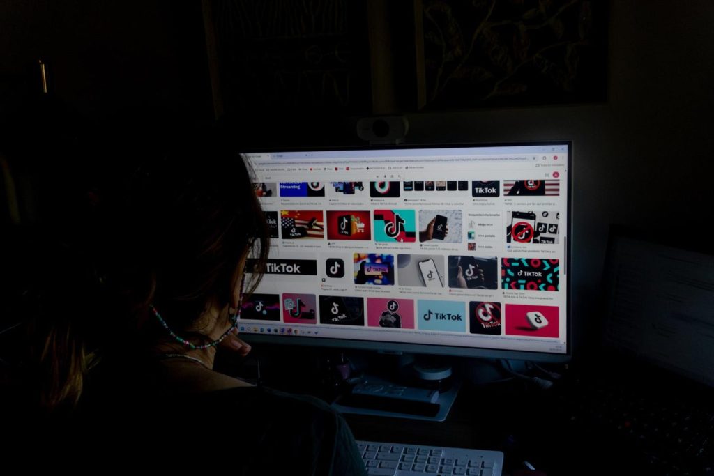 Bruselas aprueba cambios de TikTok para mejorar transparencia en registro de anuncios y evitar multa