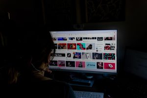 Bruselas aprueba cambios de TikTok para mejorar transparencia en registro de anuncios y evitar multa