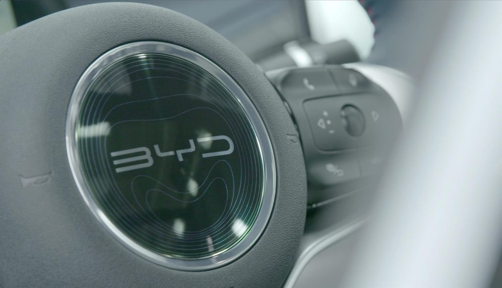 BYD vence a Tesla en ventas de vehículos electrificados en Europa con 105.569 unidades en noviembre.