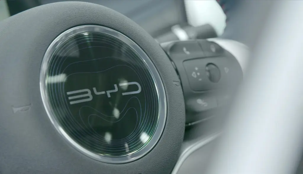 BYD vence a Tesla en ventas de vehículos electrificados en Europa con 105.569 unidades en noviembre.