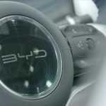 BYD vence a Tesla en ventas de vehículos electrificados en Europa con 105.569 unidades en noviembre.