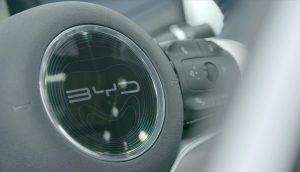 BYD vence a Tesla en ventas de vehículos electrificados en Europa con 105.569 unidades en noviembre.