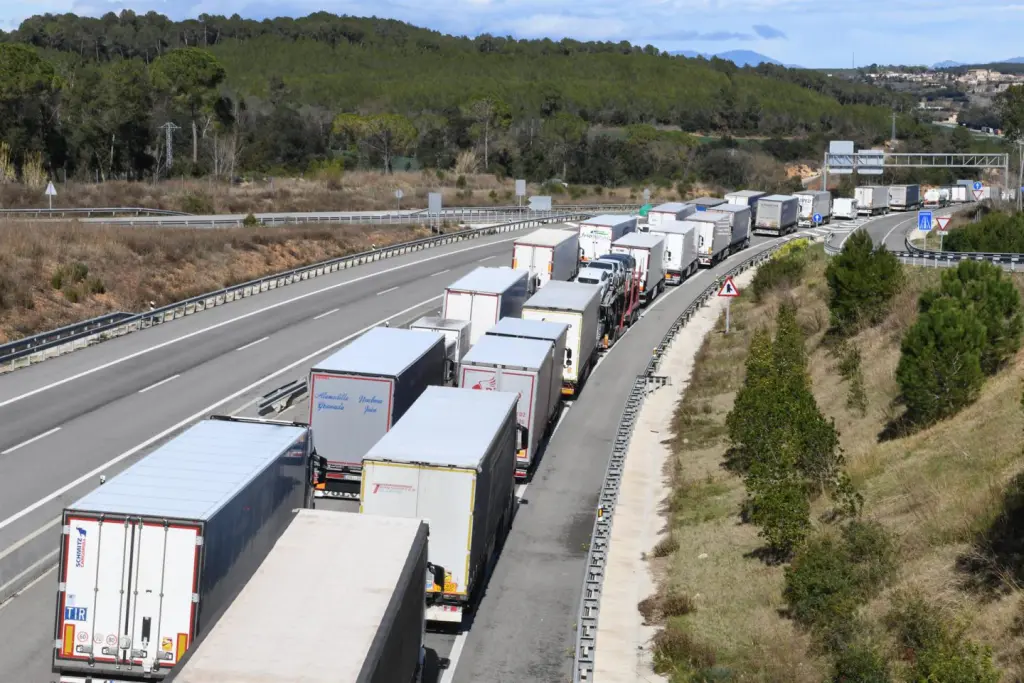 CEOE urge al Gobierno actuar por el impacto en el transporte de las protestas agrícolas en Francia