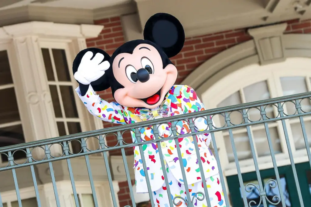 Disney invertirá 858 millones en OpenAI y acuerda licencia para contenido con IA por tres años