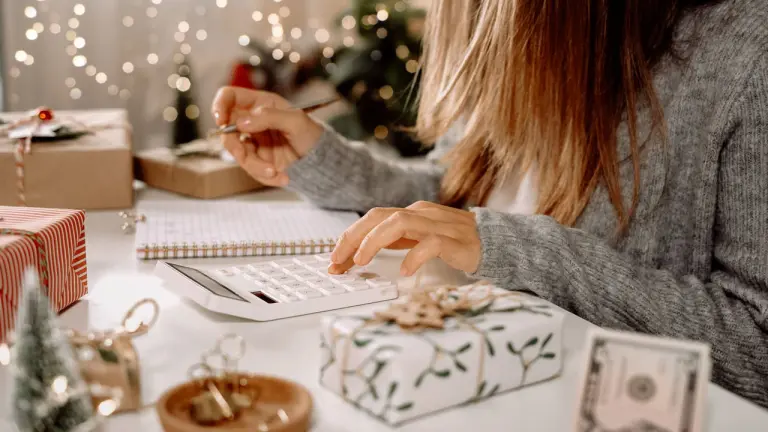 Educación financiera: cómo detectar los gastos invisibles y evitar que la Navidad dispare las deudas