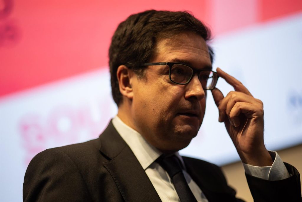 El Gobierno apoya multa de la UE a X y critica comentarios «intolerables» del vicepresidente J.D. Vance