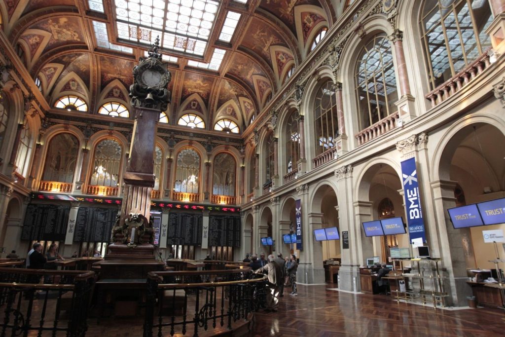 El Ibex 35 cierra la semana navideña cerca de sus máximos históricos pese a ligeras caídas.