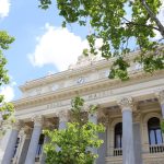 El Ibex 35 sube un 0,6% a mediodía y ronda los 17.000 puntos, marcando nuevos máximos históricos