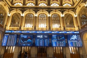 El Ibex 35 sube un 1% esta semana, pero no logra mantener los 17.000 puntos alcanzados el viernes