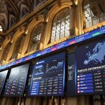 El Ibex 35 sube un 1% y alcanza un máximo histórico, cerrando sobre los 16.700 puntos.