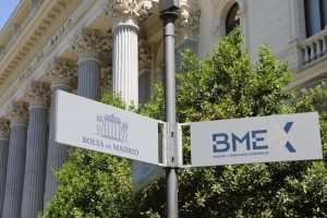 El Ibex 35 supera los 17.000 puntos con un alza del 0,9%, alcanzando máximos históricos en la apertura