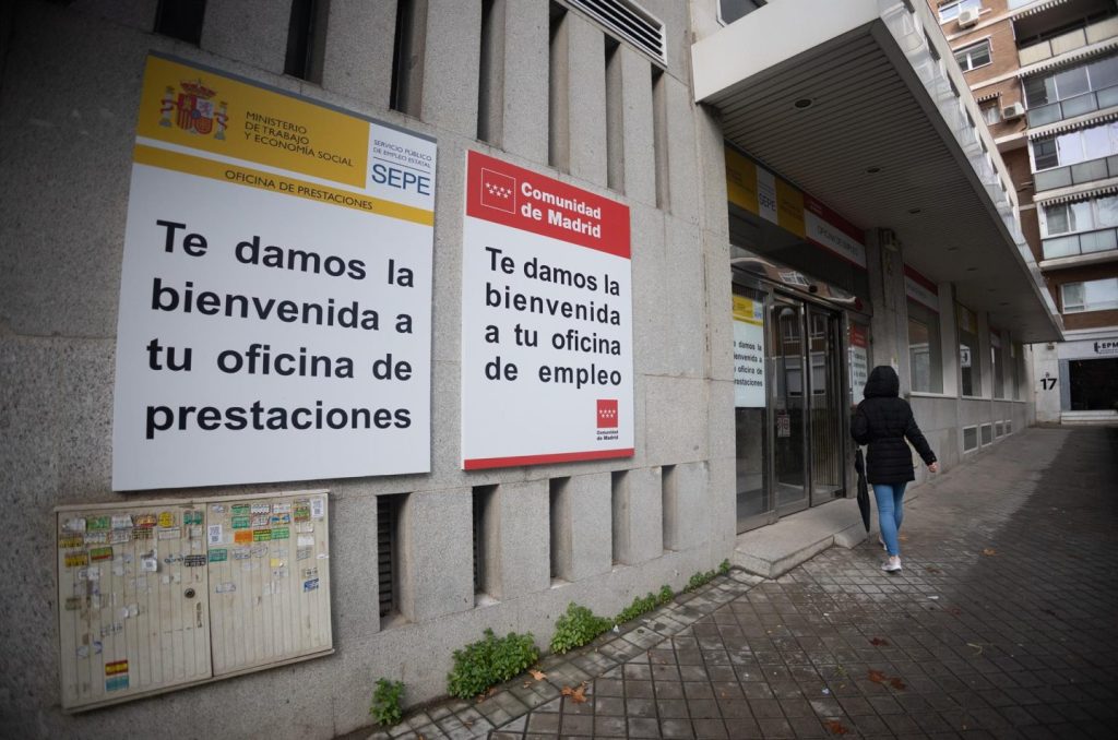 El paro baja en 18.805 personas en noviembre, alcanzando su menor cifra para este mes desde 2007