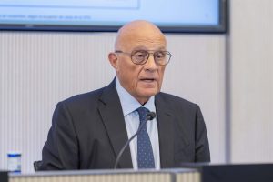 El presidente de Sabadell, Josep Oliu, vende casi 400.000 acciones por 1,32 millones de euros