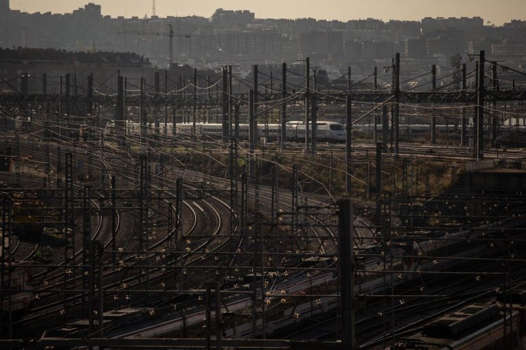 El tráfico ferroviario en España se frena por la caída de mercancías y cercanías; alta velocidad crece