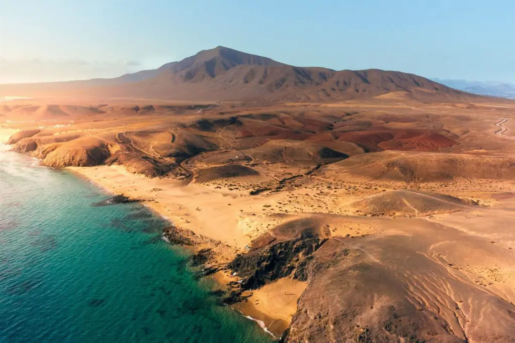 El turismo nacional se consolida en 2026: Sevilla, Palma y Lanzarote cuadruplican reservas.