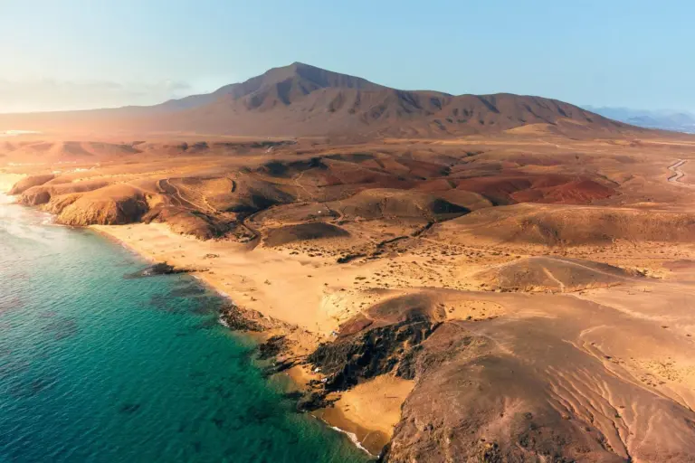 El turismo nacional se consolida en 2026: Sevilla, Palma y Lanzarote cuadruplican reservas.