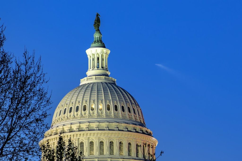 En noviembre, EE. UU. crea 64.000 empleos pero la tasa de paro sube al 4,6%