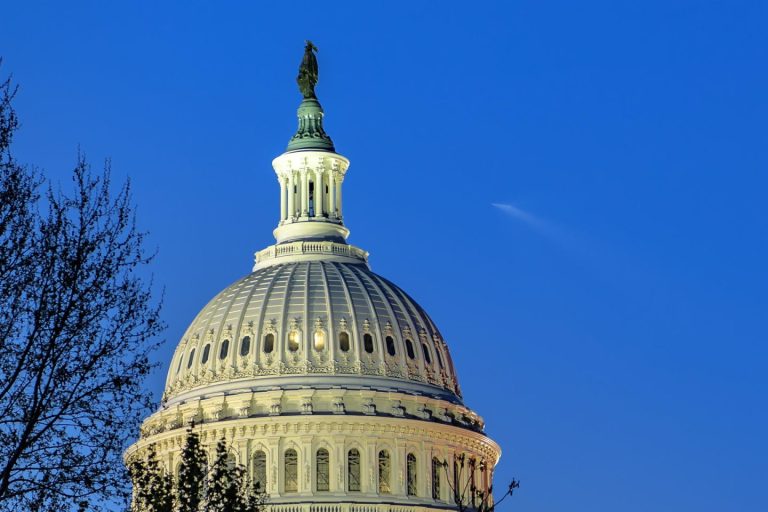 En noviembre, EE. UU. crea 64.000 empleos pero la tasa de paro sube al 4,6%