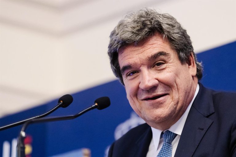 Escrivá alaba a la banca cooperativa como clave contra la exclusión financiera en España