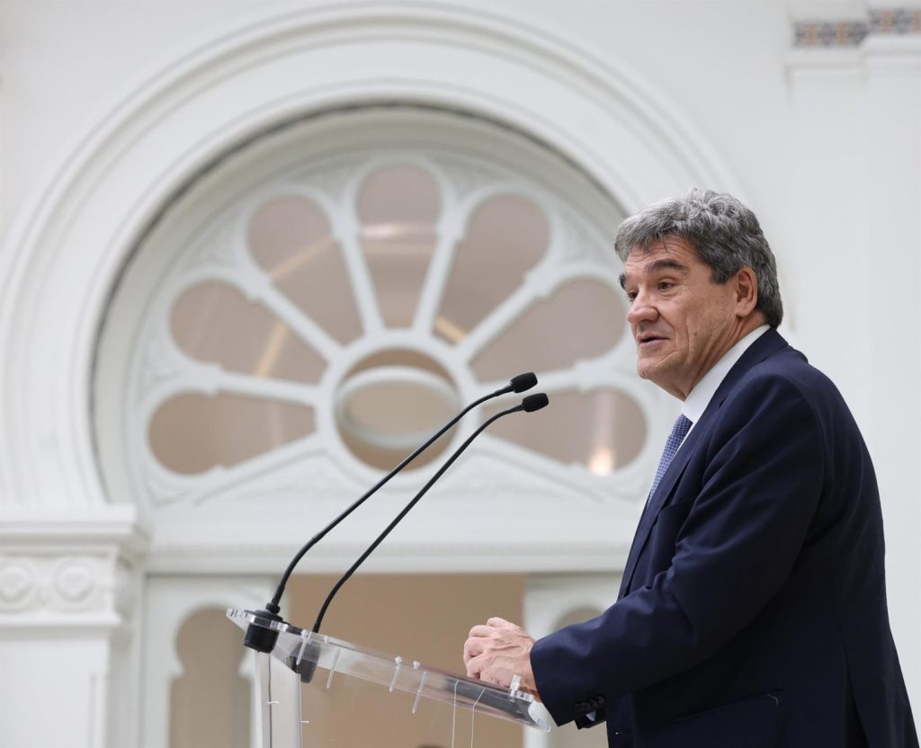 Escrivá anuncia mejora en la previsión de crecimiento del Banco de España para 2025 y 2026