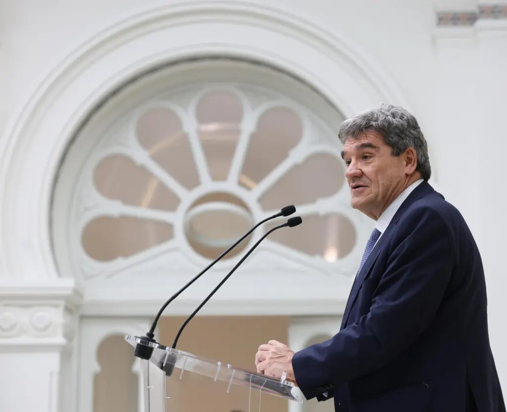 Escrivá anuncia mejora en la previsión de crecimiento del Banco de España para 2025 y 2026