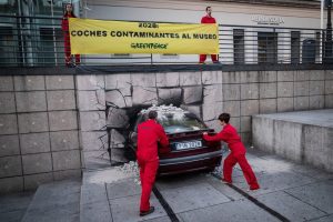 Greenpeace insta a la UE a no retrasar la prohibición de coches de combustión para 2035 y defiende el clima