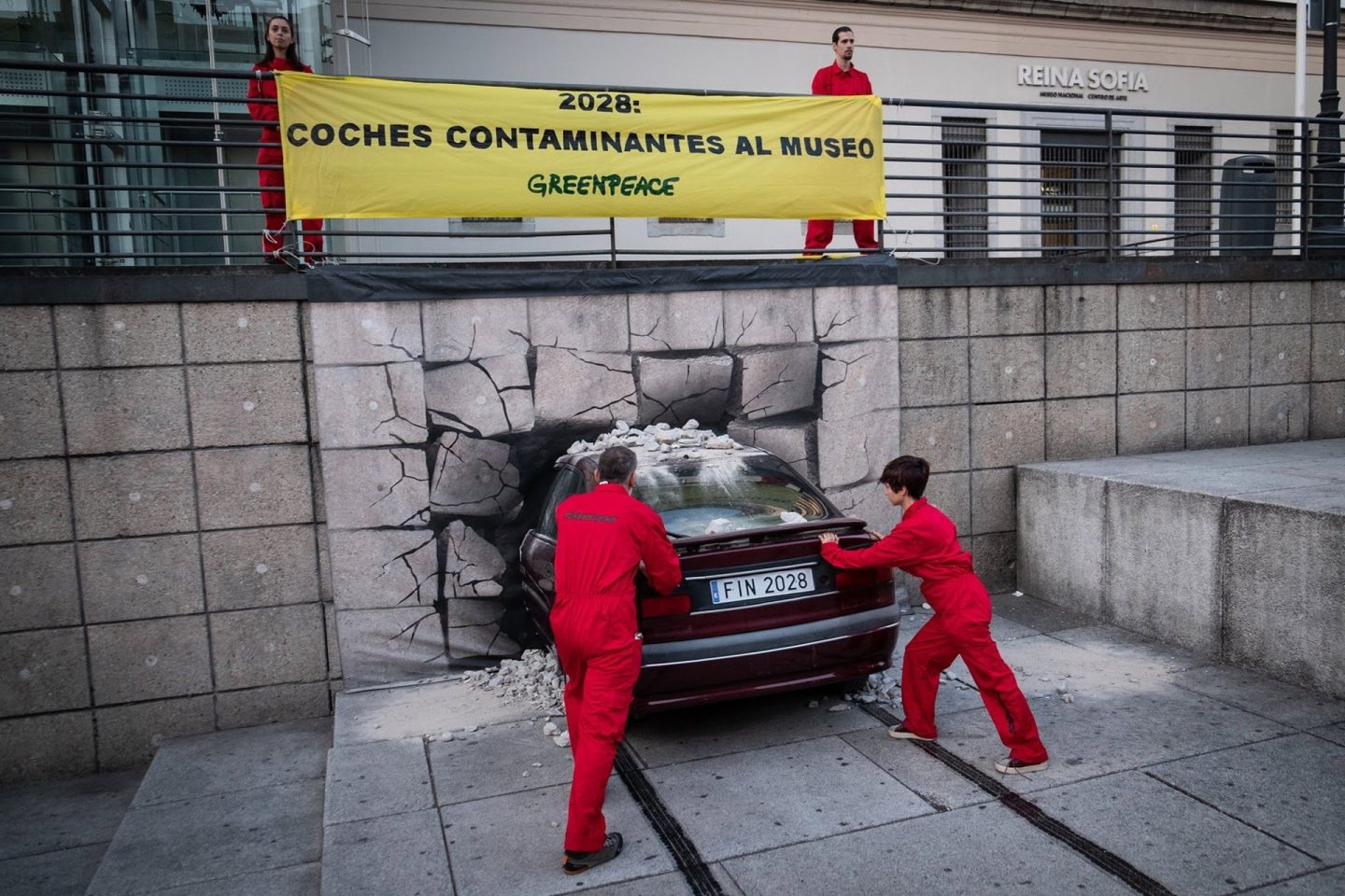 Greenpeace insta a la UE a no retrasar la prohibición de coches de combustión para 2035 y defiende el clima