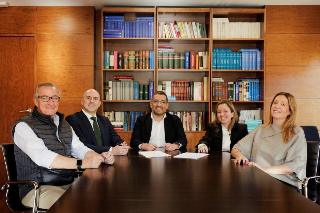 Indra adquiere el 24,8% de la firma valenciana de láseres Fyla para impulsar comunicaciones.