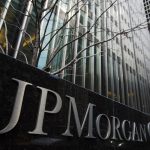 JPMorgan contrata a Todd Combs de Berkshire y crea un consejo asesor con Jeff Bezos y otros líderes.