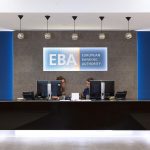 La banca es sólida, dice la EBA, pero alerta por riesgos geopolíticos y aumento de deuda soberana.