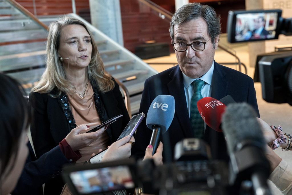 La CEOE propone subir el SMI un 1,5% para 2026, alcanzando 1.202 euros al mes con IRPF incluido