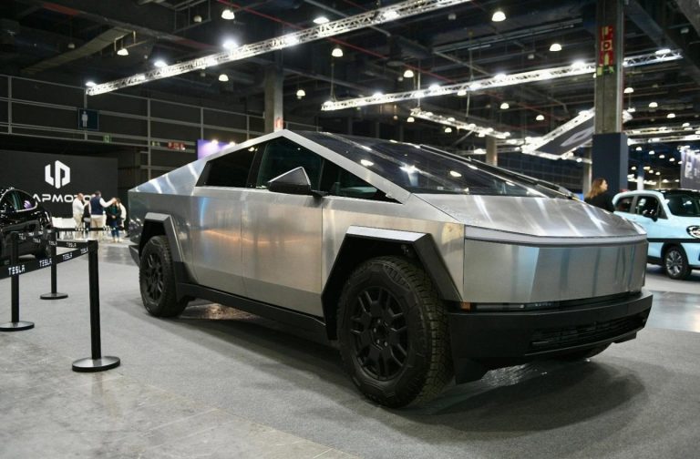 La Feria del Automóvil de Valencia arranca con 4.000 coches a la venta y presenta el Tesla Cybertruck