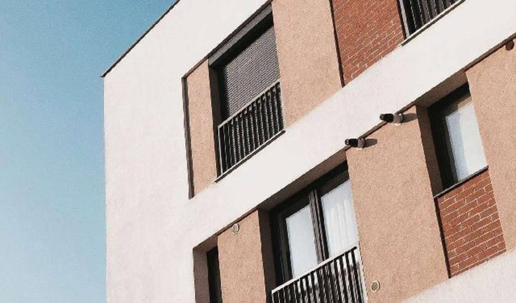 La oferta de habitaciones en alquiler sube un 50% en 2025 por la falta de acceso a alquiler tradicional