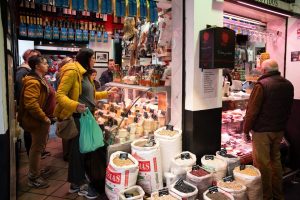 Los españoles gastarán 796 euros por persona en Navidad, según la OCU