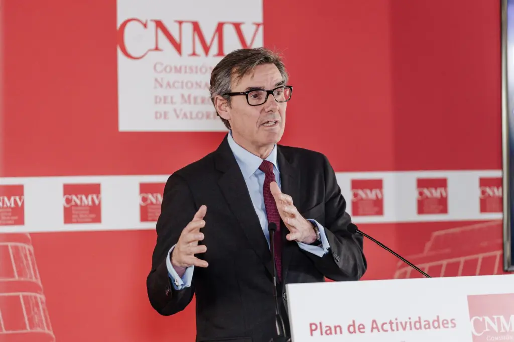 San Basilio (CNMV) alerta sobre barreras que frenan la convergencia regulatoria en Europa.