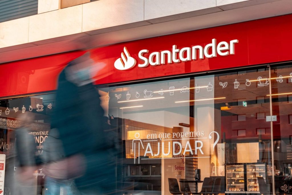 Santander vende el 3,5% de su filial en Polonia por 407 millones de euros.