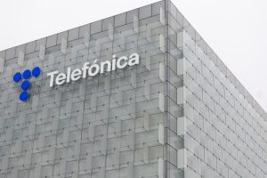 Telefónica y sindicatos firmarán este lunes el acuerdo sobre el ERE y prórroga de convenios