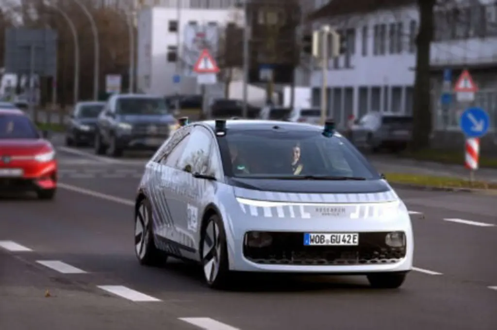 Volkswagen prueba en Wolfsburg su Gen.Urban, un vehículo autónomo sin volante ni pedales tradicionales