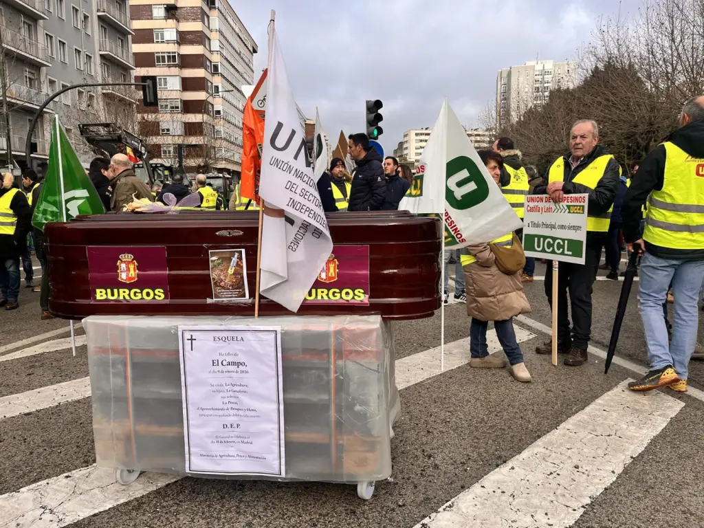 250 tractores y 600 agricultores protestan en Burgos contra el acuerdo de la UE con Mercosur
