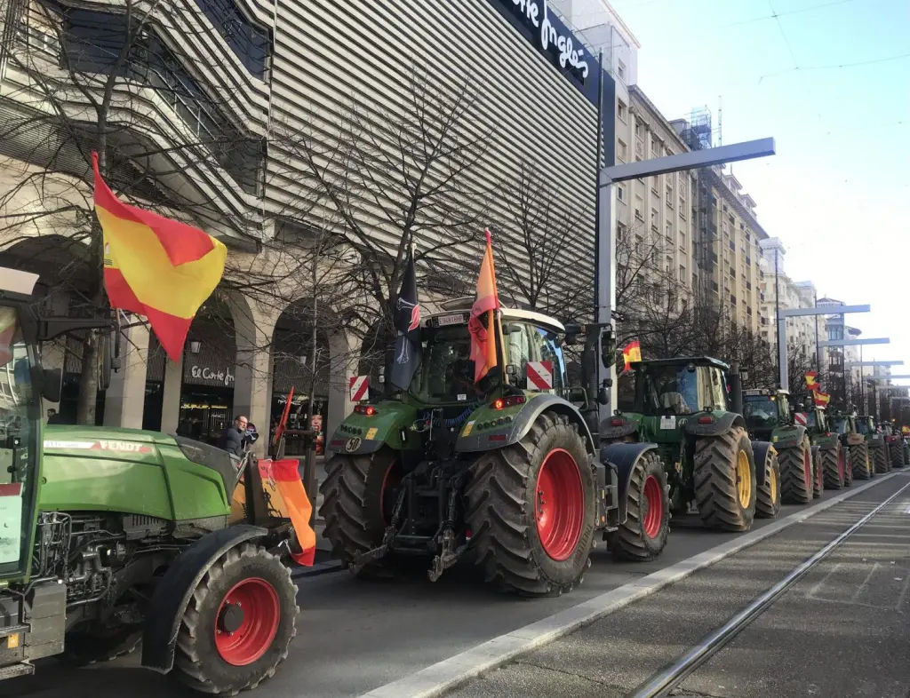 Agricultores protestan con tractores en Zaragoza contra recortes de la PAC y acuerdo UE-Mercosur