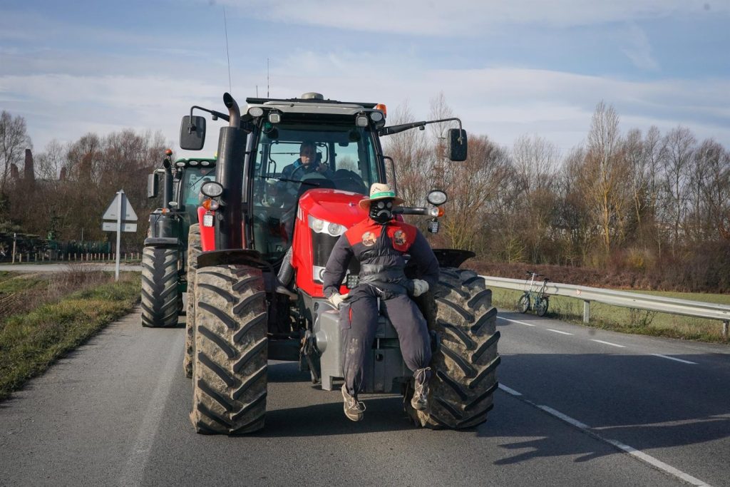 Agricultores y ganaderos alaveses protestan en Vitoria-Gasteiz contra el pacto UE-Mercosur y proyectos solares