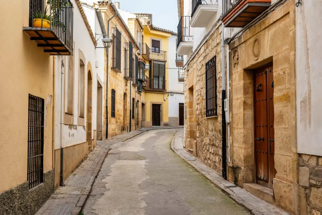 Airbnb y Pueblos Mágicos se alían en Fitur 2026 para impulsar el turismo rural durante el eclipse total