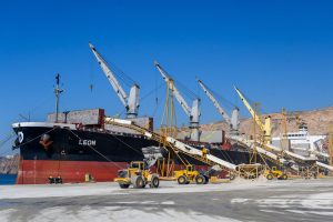 Bruselas expedienta a España por exigir bandera nacional en remolque y amarre en sus puertos