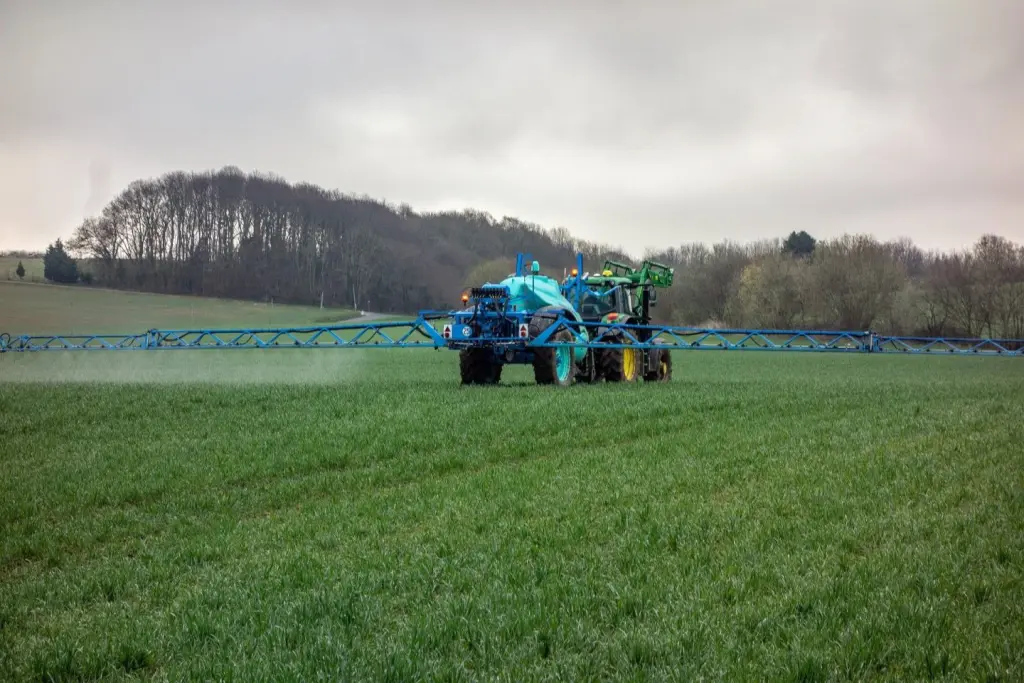 Bruselas propone suspender aranceles a fertilizantes para aliviar presión en el campo europeo