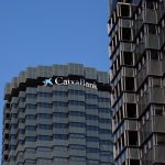 CaixaBank gana 5.891 millones en 2025, un 1,8% más, superando expectativas del Plan Estratégico.