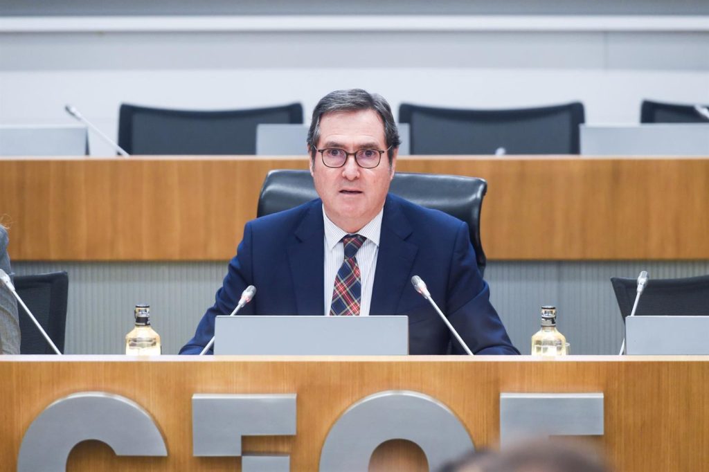 CEOE destaca al sector privado como clave en crear empleo y reducir paro en 2025 en España